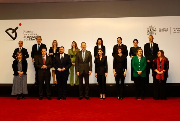 Los Reyes junto a los galardonados con los Premios Nacionales de Innovación y de Diseño 2022