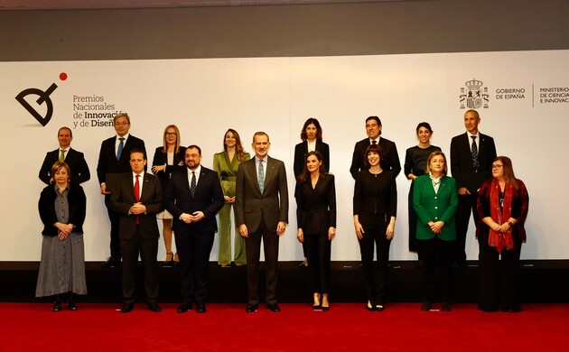 Los Reyes junto a los galardonados con los Premios Nacionales de Innovación y de Diseño 2022