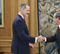 Su Majestad el Rey recibe el saludo del secretario general Iberoamericano, Andrés Allamand Zavala