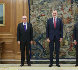 Su Majestad el Rey acompañado por el secretario general Iberoamericano, Andrés Allamand Zavala y el secretario de Estado para Iberoamérica y el Caribe