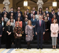 Fotografía de grupo de Don Felipe junto a la secretaria de Estado de Función Pública, Lidia Sánchez Milán y las últimas promociones del Cuerpo Superio