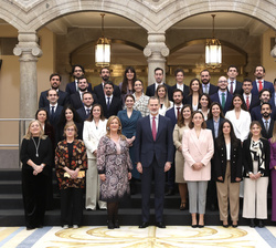 Fotografía de grupo de Su Majestad el Rey con la LII promoción del Cuerpo Superior de Administradores Civiles del Estado