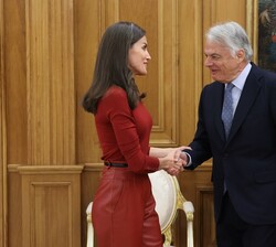 Su Majestad la Reina recibe el saludo del presidente de la Fundación Mutua Madrileña, Ignacio Garralda