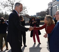 Su Majestad el Rey recibido por la vicepresidenta primera del Gobierno y ministra de Asuntos Económicos y Transformación Digital, Nadia Calviño