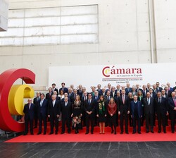 Su Majestad el Rey con los miembros del Pleno de la Cámara de Comercio de España