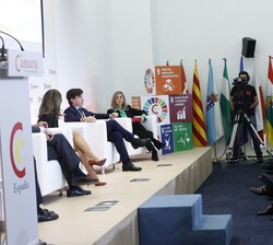 Vista del salón de actos durante la mesa redonda