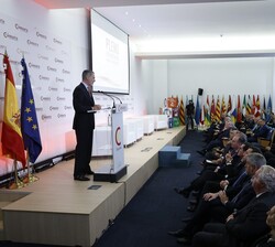 Vista del salón de actos durante las palabras de Su Majestad el Rey