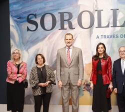 Don Felipe y Doña Letizia junto a la presidenta del Consejo de Administración del Patrimonio Nacional, el ministro de Cultura y Deporte, y a las comis