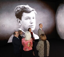 Don Felipe y Doña Letizia durante el recorrido por la exposición