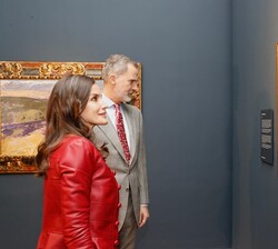 Don Felipe y Doña Letizia observan una de las obras expuestas