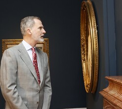 Don Felipe frente a una de las obras