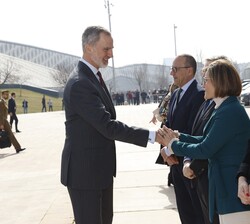 Su Majestad el Rey recibe el saludo de las autoridades a su llegada al Palacio de Congresos