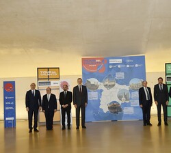 Su Majestad el Rey junto a las autoridades que le acompañan