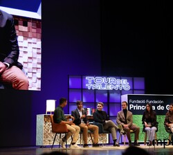 Vista del escenario durante el desarrollo de la mesa redonda "Generación propósito - 12 horas"