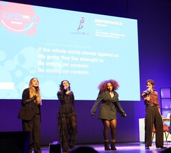 Actuación musical "Esperanza" a cargo de los artistas de Art House Academy