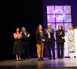 Silvia Fernández Cadevall, de la Fundación Arte Paliativo recibe una fuerte ovación tras proclamarse ganadora del Premio Fundación Princesa de Girona 