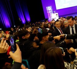 Don Felipe recibe el saludo de los jóvenes que participan en el evento