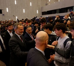 Los jóvenes saludan a Su Majestad el Rey 