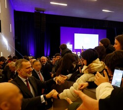 Multitud de jóvenes se aglutinan para poder saludar a Su Majestad el Rey