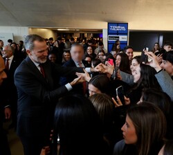 Don Felipe durante los saludos a los jóvenes que han asistido al evento