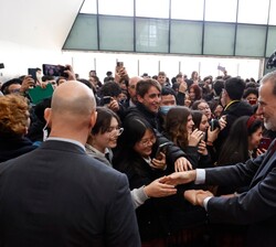 Los jóvenes aprovechan la asistencia de Su Majestad el Rey al acto para saludarle