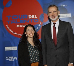 Su Majestad el Rey junto a Silvia Fernández Cadevall, de la Fundación Arte Paliativo, Premio Fundación Princesa de Girona 2023, en la categoría "