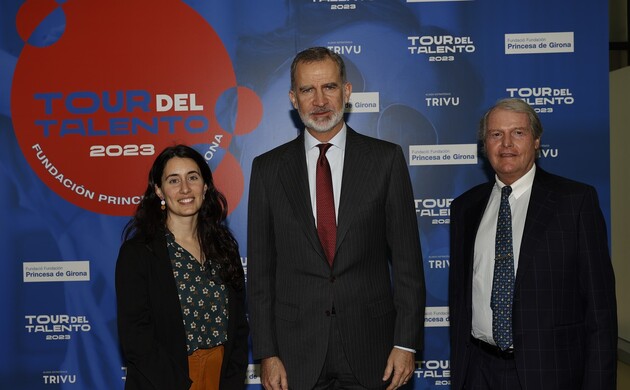 Su Majestad el Rey junto a Silvia Fernández Cadevall, Premio Fundación Princesa de Girona 2023, en la categoría "Social" y el presidente de la Fundaci