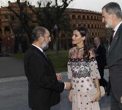 A su llegada, Sus Majestades los Reyes reciben el saludo del presidente del Gobierno de Aragón, Francisco Javier Lambán