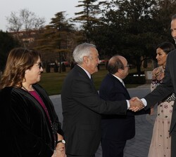 Sus Majestades los Reyes reciben el saludo de las autoridades a su llegada