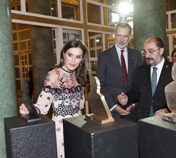 Sus Majestades los Reyes ante la el boceto de la escultura de Carlos Saura que será destinada a su pueblo natal, Huesca