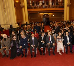 Sus Majestades los Reyes en primera fila de asientos al inicio de la entrega de los Premios Nacionales de Cultura 2021
