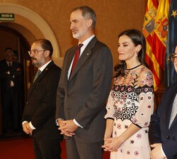 Don Felipe y Doña Letizia en el escenario para la entrega de los galardones junto al ministro de Cultura y Deporte y al presidente del Gobierno de Ara