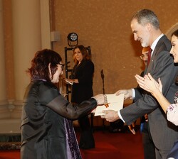 Su Majestad el Rey entrega el Premio Nacional de Poesía a Miren Agur Meabe por “Nola gorde errautsa kolkoan - Como guardar ceniza en el pecho