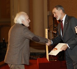 Su Majestad la Reina entrega el Premio Nacional de Literatura, en su modalidad Ensayo a Ramón Andrés por su obra “Filosofía y consuelo de la mús