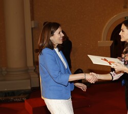 Su Majestad la Reina entrega el Premio Nacional de Literatura, en su modalidad Literatura Infantil y Juvenil a Beatriz Giménez de Ory por a su obra &#