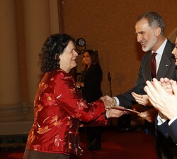 Su Majestad el Rey entrega el Premio Nacional a la Mejor Traducción a Helena Cortés Gabaudan por la traducción del original alemán de “El Diván 