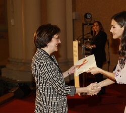 Su Majestad la Reina entrega el Premio Nacional a la Obra de un traductor a Anne-Hélène Suárez por "su gran labor de difusión de la literatura ch