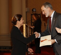 Su Majestad el Rey entrega el Premio Nacional a la Mejor Labor Editorial Cultural a la Editorial Alfaguara en “reconocimiento a su papel en la h