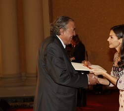 Su Majestad la Reina entrega el Premio Nacional de Fomento de la Lectura, modalidad Medio de Comunicación a la Revista Litoral por una trayectoria de 