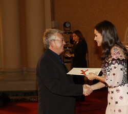 Su Majestad la Reina entrega el Premio Nacional de Periodismo Cultural a Guillermo Busutil por “ser un periodista cultural polivalente de alta c