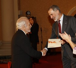 Su Majestad el Rey entrega el Premio Nacional de Las Letras Españolas a José María Merino por "su maestría y excelencia en la creación de literat