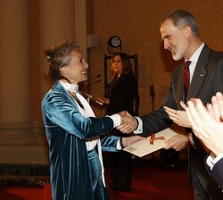 Su Majestad el Rey entrega el Premio Nacional de Artes Escénicas para la Infancia y la Juventud a Titirimundi (Titirimundi Festival, SL), recoge el pr
