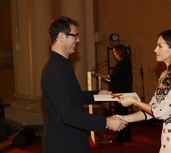 Su Majestad la Reina entrega el Premio Nacional de Circo a Manuel Alcántara Párraga (Manolo Alcántara), por “su profundo rigor, entrega y dedica