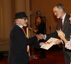 Su Majestad el Rey entrega el Premio Nacional de Diseño de Moda a Antonio Alvarado, por “haber abierto, a lo largo de su trayectoria, el camino 