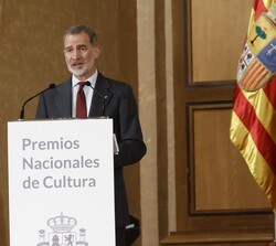 Su Majestad el Rey dirige unas palabras a los galardonados y asistentes al acto