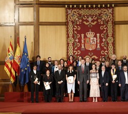 Fotografía de Grupo de los galardonados en los Premios Nacionales de Cultura 2021 junto a Sus Majestades los Reyes y las autoridades