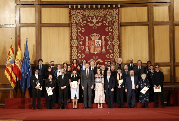 Fotografía de Grupo de los galardonados en los Premios Nacionales de Cultura 2021 junto a Sus Majestades los Reyes y las autoridades