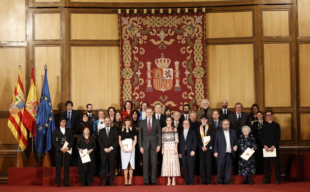 Fotografía de Grupo de los galardonados en los Premios Nacionales de Cultura 2021 junto a Sus Majestades los Reyes y las autoridades
