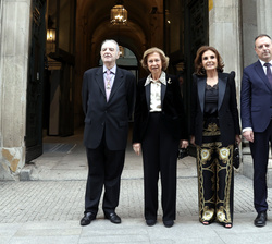 Su Majestad la Reina Doña Sofía es recibida a su llegada por el subsecretario de Ciencia e Innovación, Carlos Marco; el director de la Real Academia d