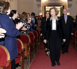 Su Majestad la Reina Doña Sofía recibe una calurosa bienvenida a su llegada al salon de actos de la Real Academia de Bellas Artes de San Fernando